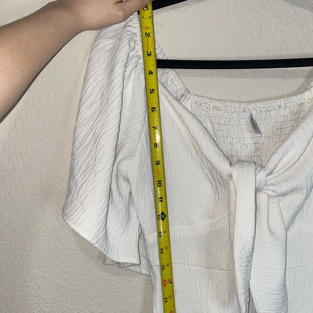 🐛White Spring V-neck with tie in front with flowy sleeves! - Picture 8 of 10
